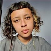 Trabajo con principios básicos de diseño, historia de la moda, sociología de la moda y moda sostenible